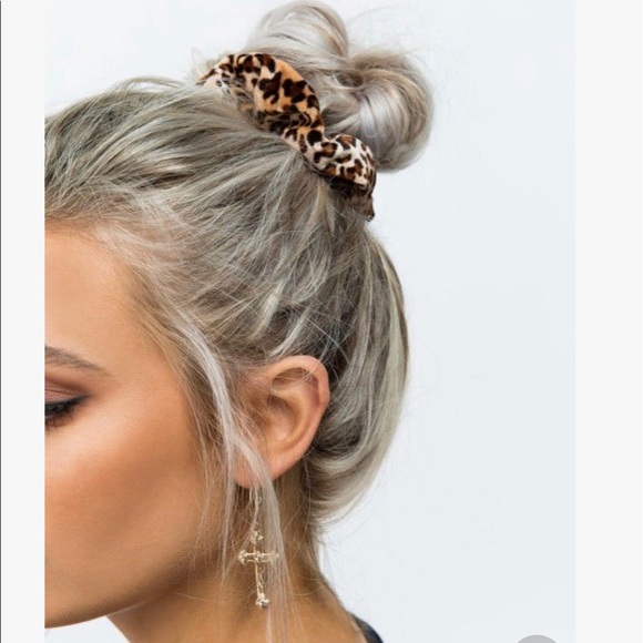 Leopard Velvet Hair Scrunchie Ponytail - Picture 5 of 6